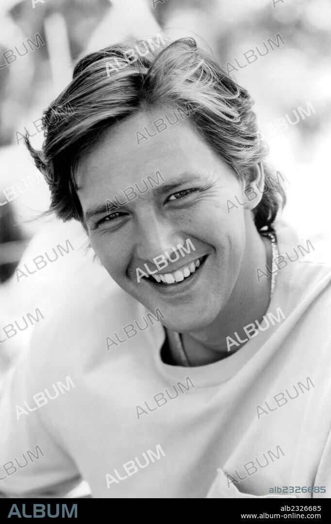 ANDREW McCARTHY en ESTE MUERTO ESTÁ MUY VIVO 2, 1993 (WEEKEND AT BERNIE'S II), dirigida por ROBERT KLANE. Copyright TRI STAR PICTURES.