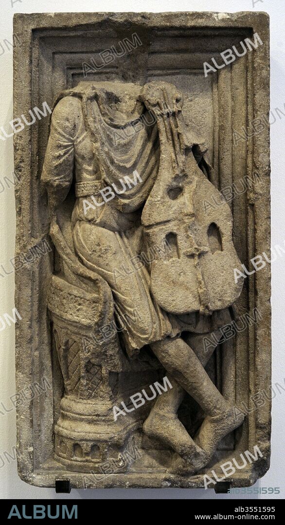 Arte medieval. Violinista. Escultura. Colonia, Alemania. Círculo del "Maestro Samson". Hacia el 1200. Piedra caliza. Museo Schnutgen. Colonia, Alemania.
