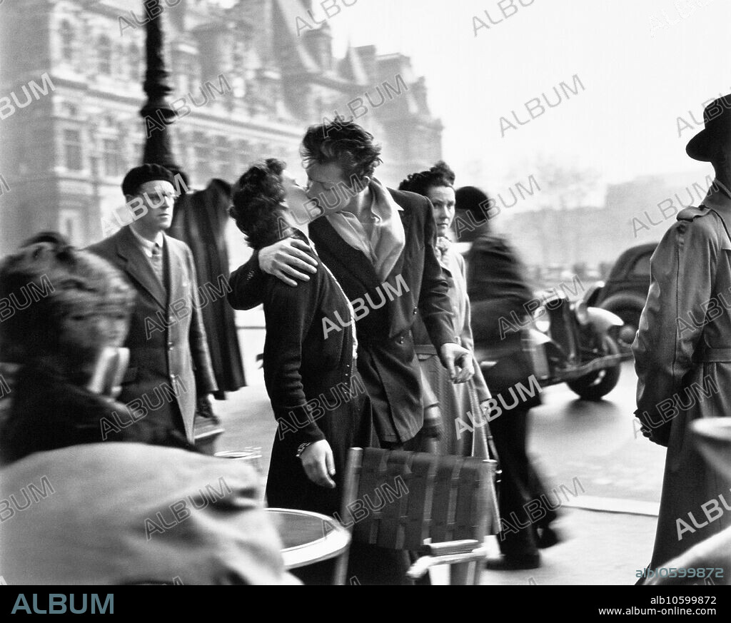 ROBERT DOISNEAU. Le baiser de l'Hôtel de Ville, Paris.