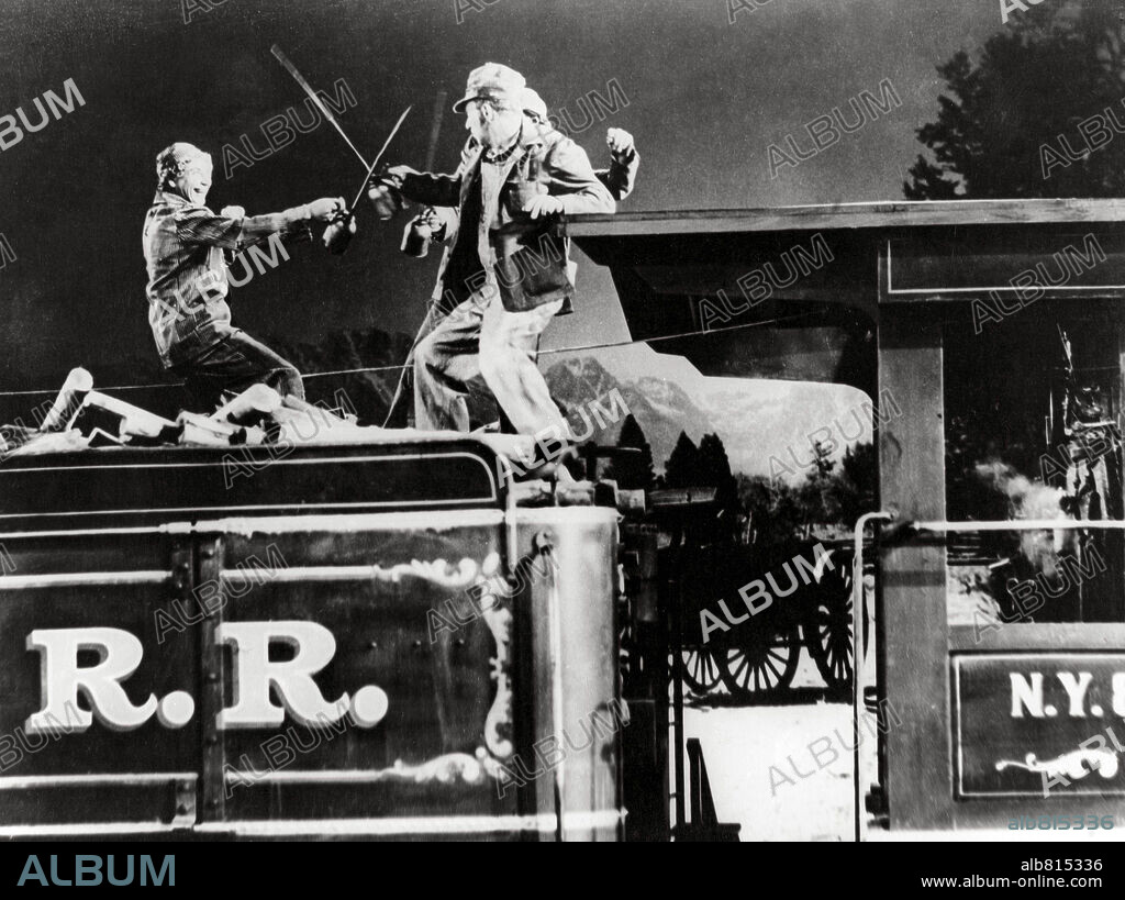 HARPO MARX en LOS HERMANOS MARX EN EL OESTE, 1940 (GO WEST), dirigida por EDWARD BUZZELL. Copyright M.G.M.