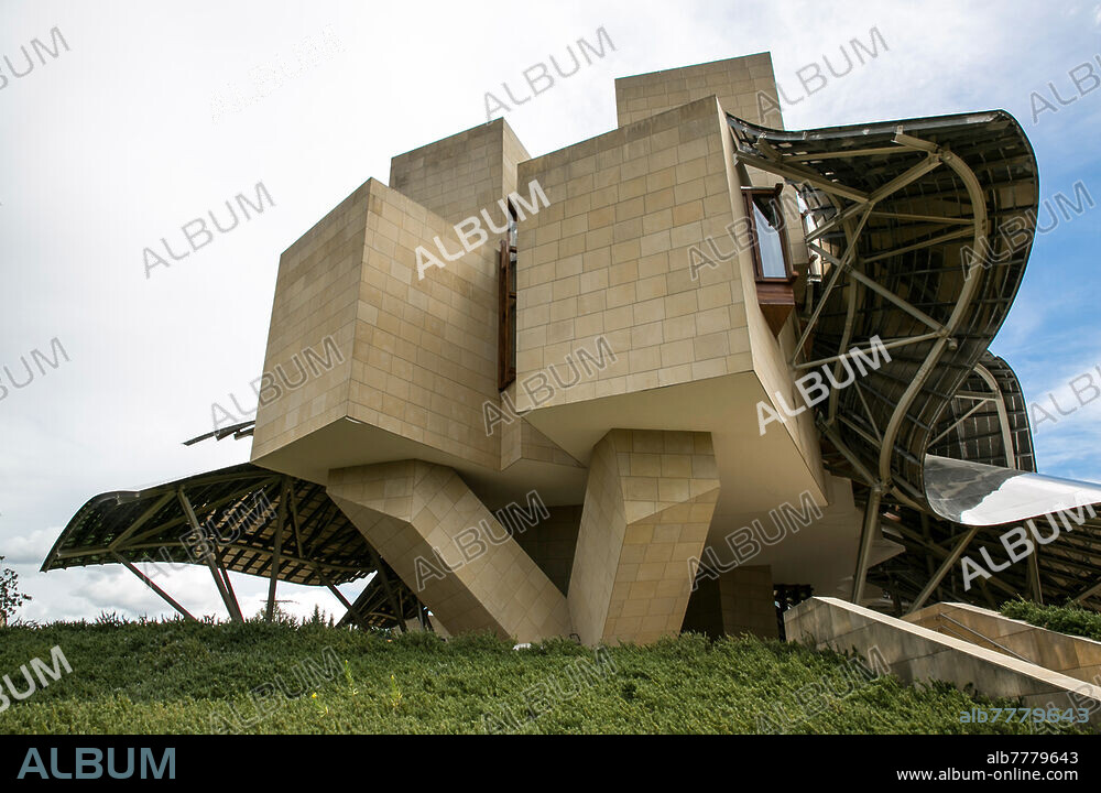 Spanien Elciego La Rioja 1299 Bodega Marqués de Riscal Hotel vollendet 2006 von Frank O Gehry.