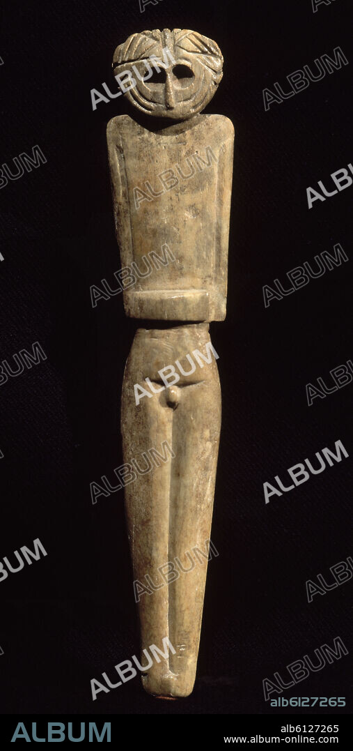 IDOLO ANTROPOMORFO DE HUESO O DIVINIDAD CON ATRIBUTOS HUMANOS PROCEDENTE DE VALENCINA DE LA CONCEPCION (SEVILLA) 2100-1800 AC TRANSICION DEL CALCOLITI.