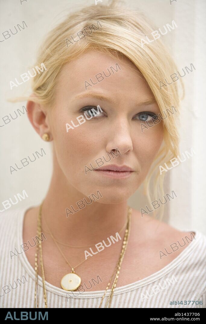 KELLI GIDDISH. Oct 17, 2010 - Los Angeles, California, U.S. - Actress KELLI GIDDISH star of new TV show 'CHASE' poses in a mini skirt and loose blouse during a portrait session at the Beverly Hilton Hotel in Los Angeles. 17/10/2010