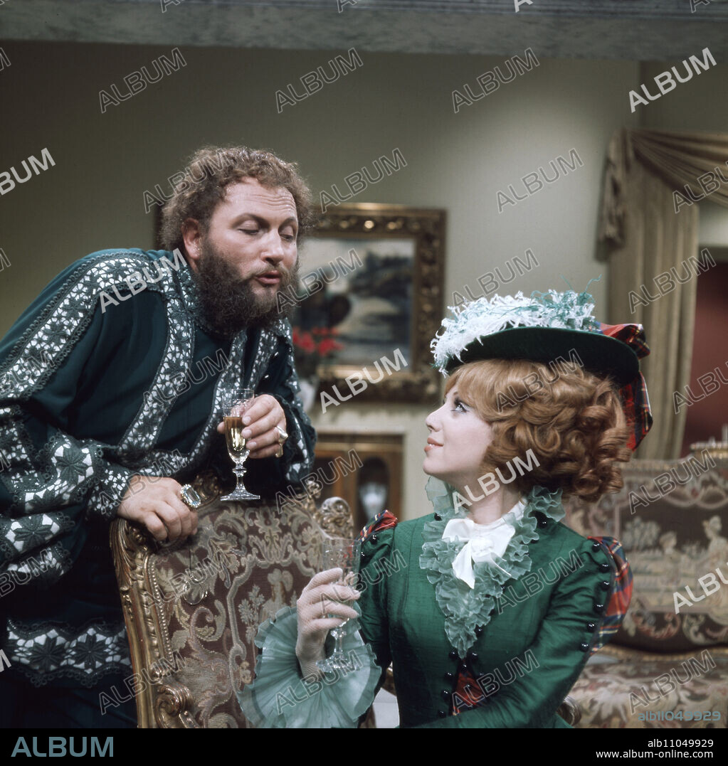 The Last Waltz, operetta by Oscar Strauss, ZDF television adaptation from 1973, scene: Prince Paul has his sights set on the young Vera Lisaweta, Ivan Rebroff as Prince Paul, Grit van Jüten as Vera Lisaweta. The Last Waltz, operetta by Oscar Strauss, ZDF television adaptation from 1973, scene: Prince Paul flirts with young Vera, Ivan Rebroff as Prince Paul, Grit van Jueten as Vera Lisaweta.