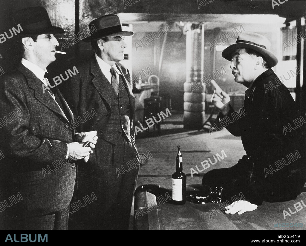 HARRY DEAN STANTON, JOHN IRELAND y ROBERT MITCHUM en ADIÓS, MUÑECA, 1975 (FAREWELL MY LOVELY), dirigida por DICK RICHARDS. Copyright RKO.