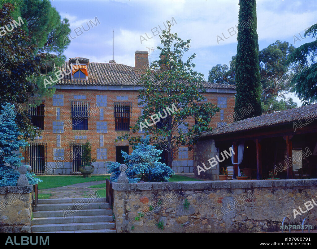 ESCALERA DE ACCESO A LA PISCINA - FACHADA DE LADRILLO DE LA CASA - PORCHE.
