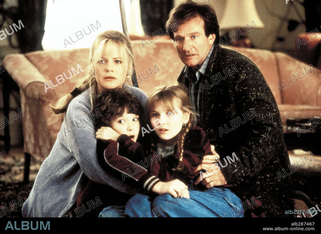 BONNIE HUNT, BRADLEY PIERCE, KIRSTEN DUNST and ROBIN WILLIAMS in JUMANJI, 1995, directed by JOE JOHNSTON. Copyright COLUMBIA TRI STAR / McEWAN, ROB.