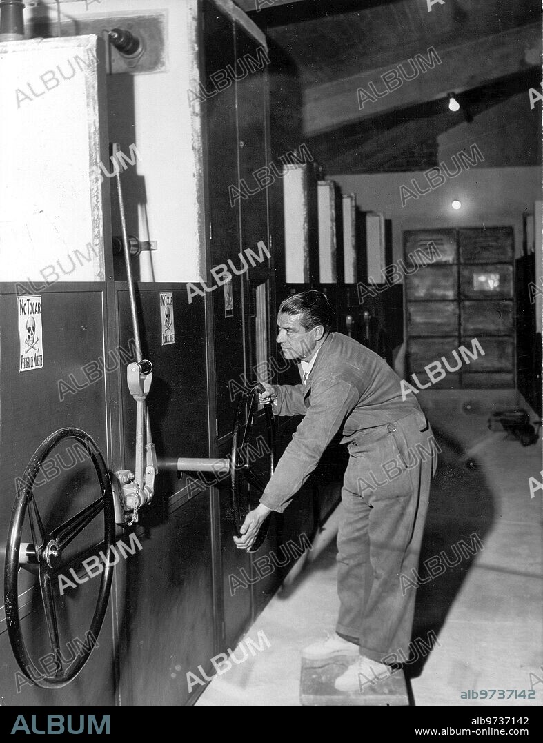 24 mayo 1957. Aspecto de la central Instalada en el estadio Santiago Bernabéu.