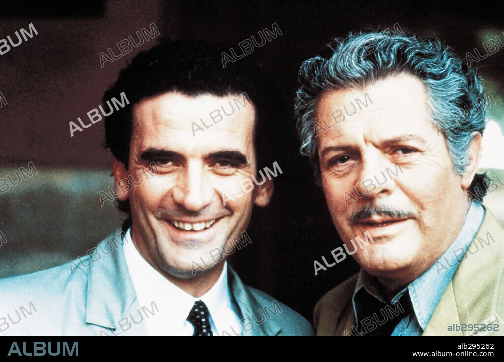MARCELLO MASTROIANNI and MASSIMO TROISI in SPLENDOR, 1989, directed by ETTORE SCOLA. Copyright CECCHI GORI GROUP TIGER CINEMATOGRAFICA.