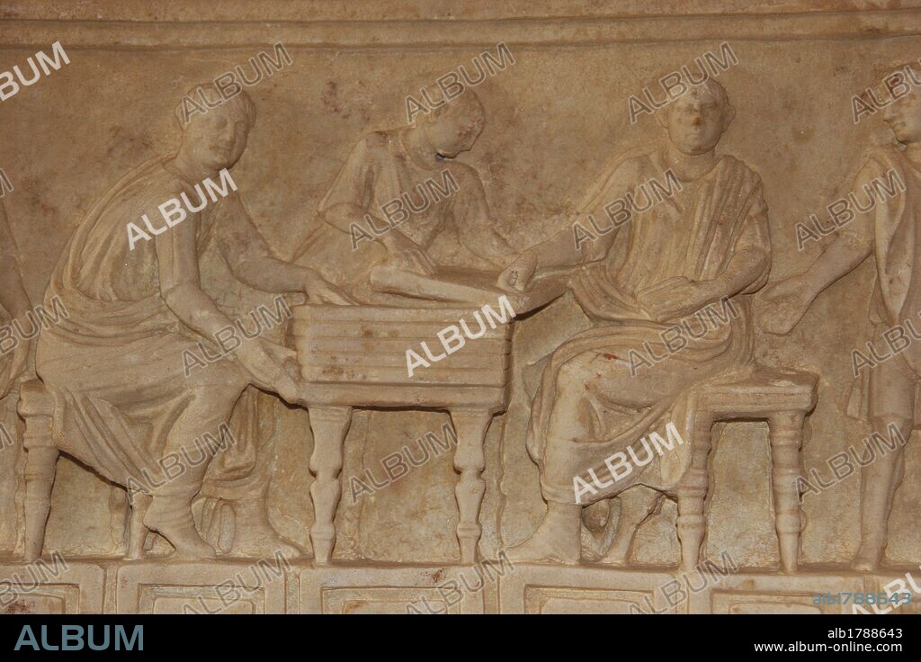 ARTE ROMANO. ITALIA. Relieve de un sarcófago romano con la representación de un grupo de "libertos" sentados alrededor de una mesa. Museo de las Termas de Diocleciano. Roma.