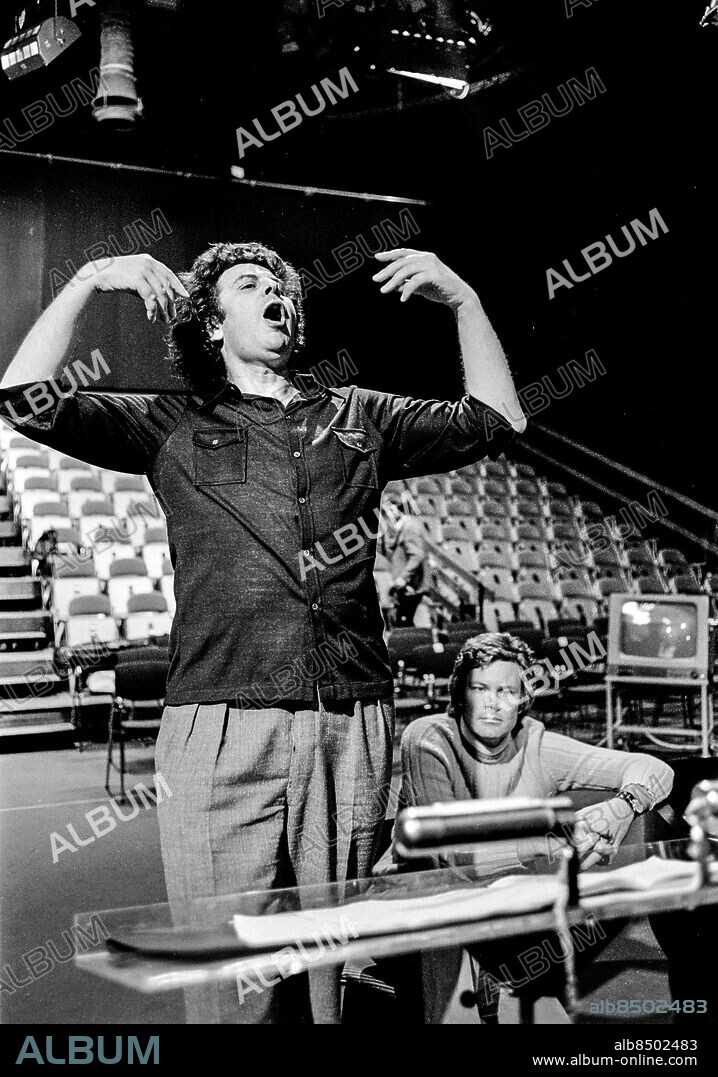 1971-05-27.. Mikis Theodorakis (tv), grekisk tonsättare och politiker, och Ulf Björlin, dirigent och tonsättare, som assisterar vid repetitionsarbetet.. Foto: Bertil S-son Åberg / RiR / SVT / Kod: 5600. Bild och reportage publ. i RiR 40/71 sid. 22-23 inför de fyra TV-programmen Tillsammans med Theodorakis, Mikis repeterar Theodorakis, Jag är fronten (Lena Granhagen och Cornelis Vreeswijk sjung sånger av Mikis Theodorakis) samt Musik av Mikis Theodorakis (tonsättaren dirigerar egna verk).. RiR 20154 sv/v neg   . Dirigenter.