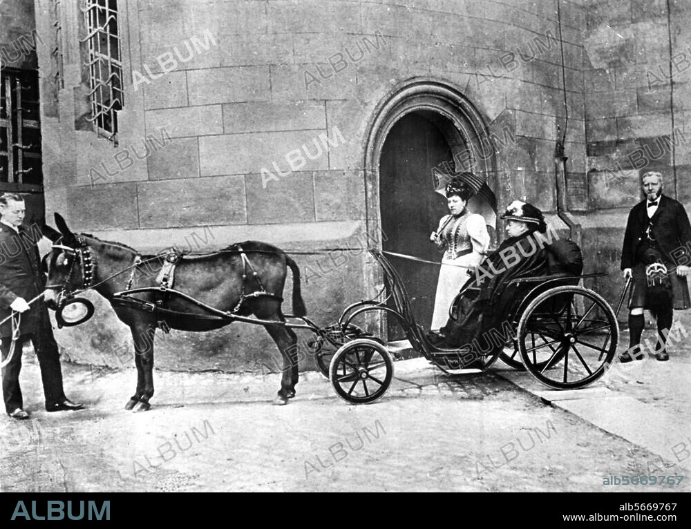 Victoria, Königin von Großbritannien und Irland (1837-1901); 1819-1901. Königin Victoria (im Pferdewagen) mit ihrer Tochter Prinzessin Beatrice und deren Mann Prinz Heinrich von Battenberg vor Schloß Balmoral. Foto, undat. (1890er Jahre).