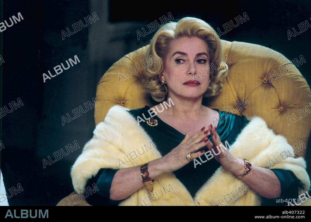 CATHERINE DENEUVE en 8 MUJERES, 2002 (8 FEMMES), dirigida por FRANÇOIS OZON. Copyright FOCUS FEATURES.