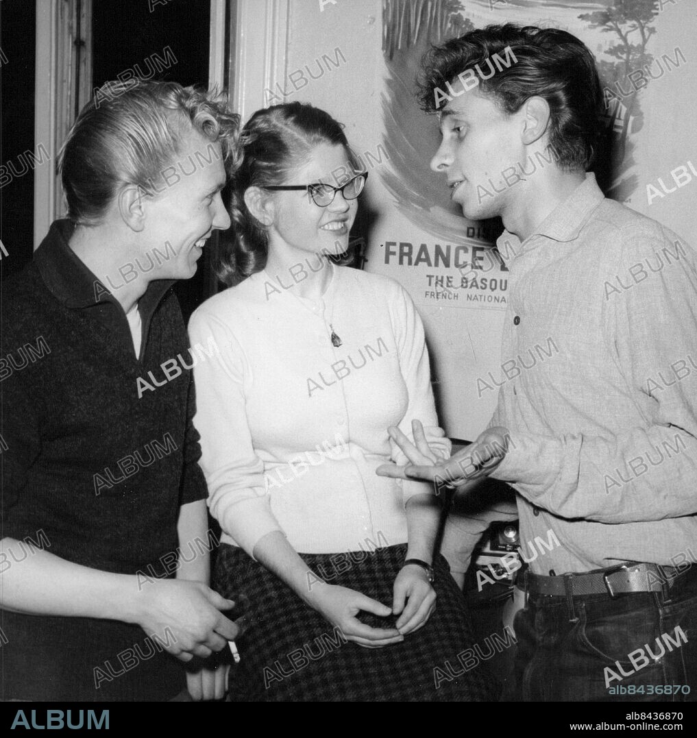 Stockholm 1960-11-24. Högerflickan Kerstin Elvers underhålls av raggarna Benny Jägrell och Kjell Pilen Nyström vid ungdomsdebatt i Stockholm. Foto: Bo Holst / SvD / TT / kod 12014.