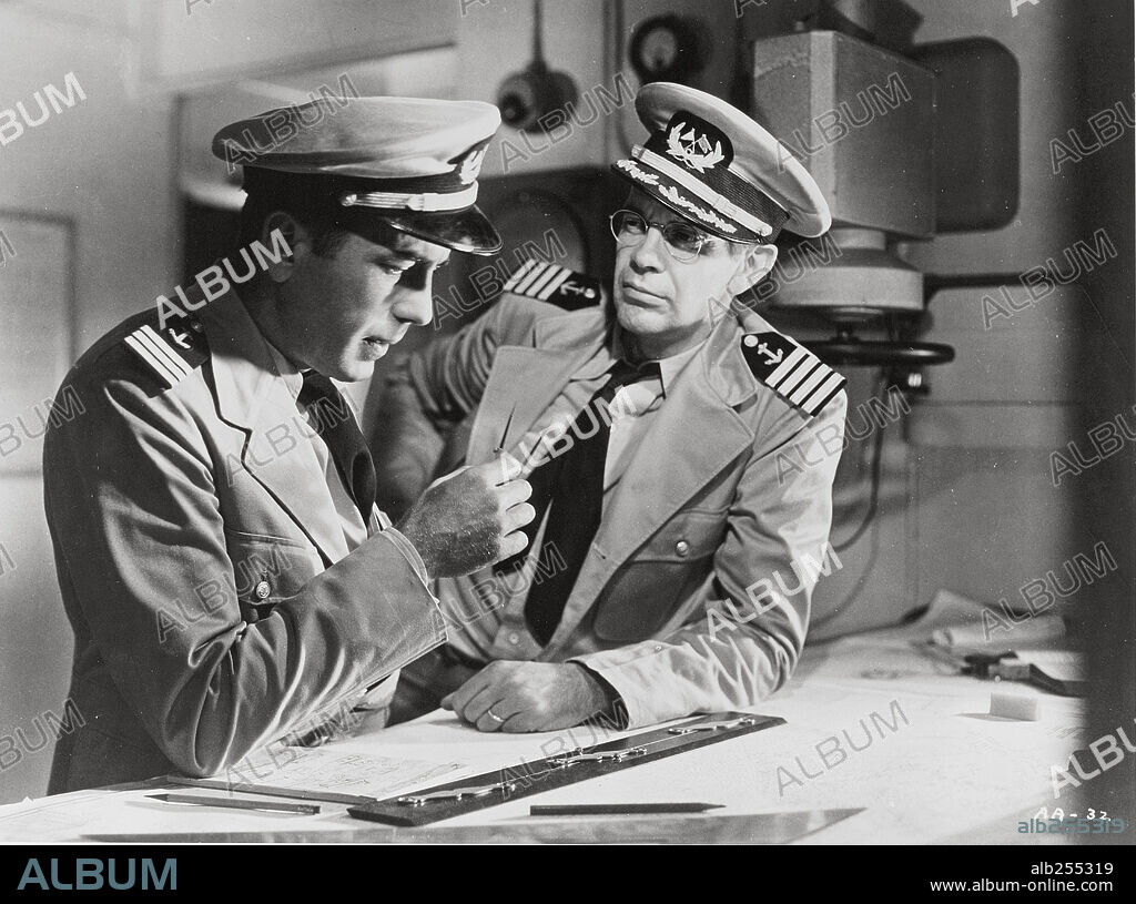 HUMPHREY BOGART y RAYMOND MASSEY en ACCIÓN EN EL ATLÁNTICO NORTE, 1943 (ACTION IN THE NORTH ATLANTIC), dirigida por LLOYD BACON. Copyright WARNER BROTHERS.
