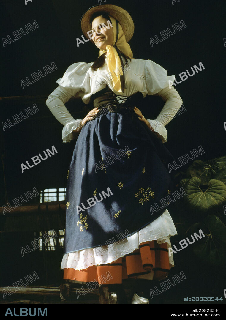 TRAJE REGIONAL DE UNA MUJER DE LA GOMERA.