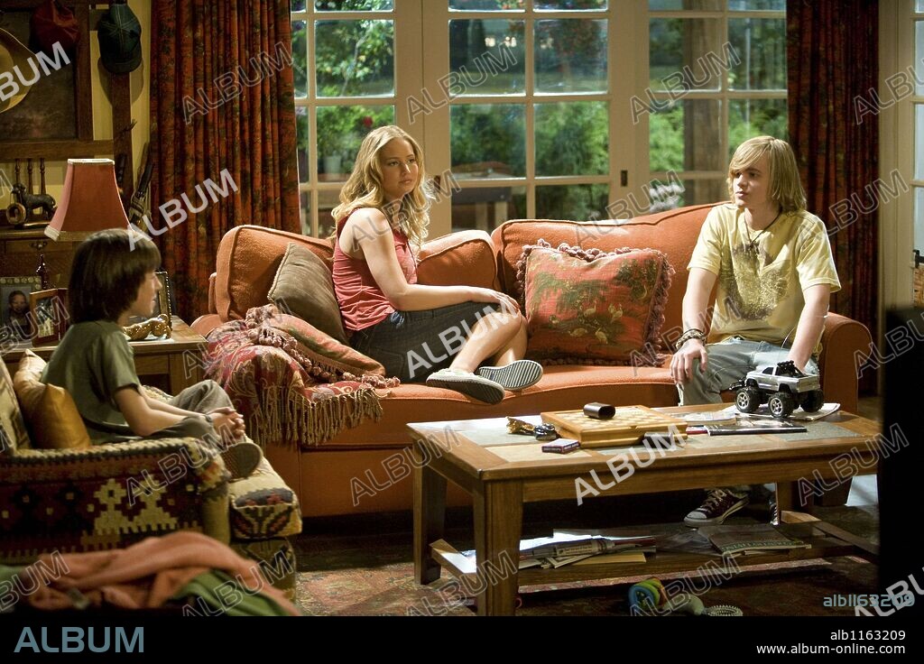 GRAHAM PATRICK MARTIN, JENNIFER LAWRENCE and SKYLER GISONDO in THE BILL ENGVALL SHOW, 2007 (BILL ENGVALL SHOW, THE-TV), directed by JAMES WIDDOES. Copyright VERY FUNNY PRODUCTIONS.