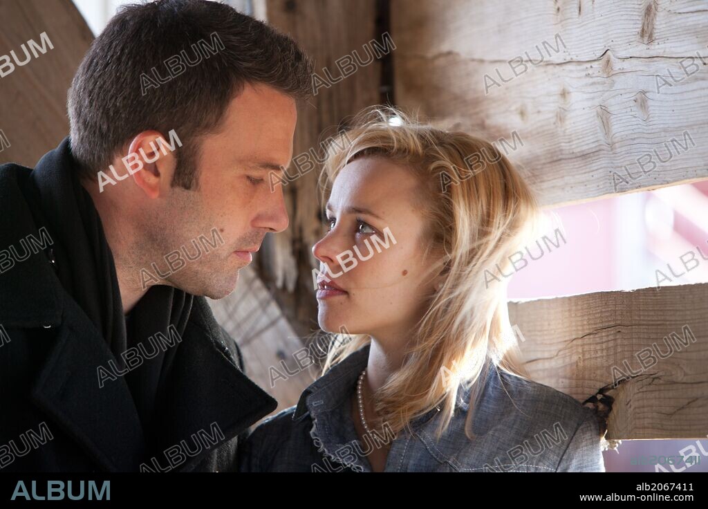 BEN AFFLECK and RACHEL MCADAMS in TO THE WONDER, 2012, directed by TERRENCE MALICK. Copyright REDBUD PICTURES.