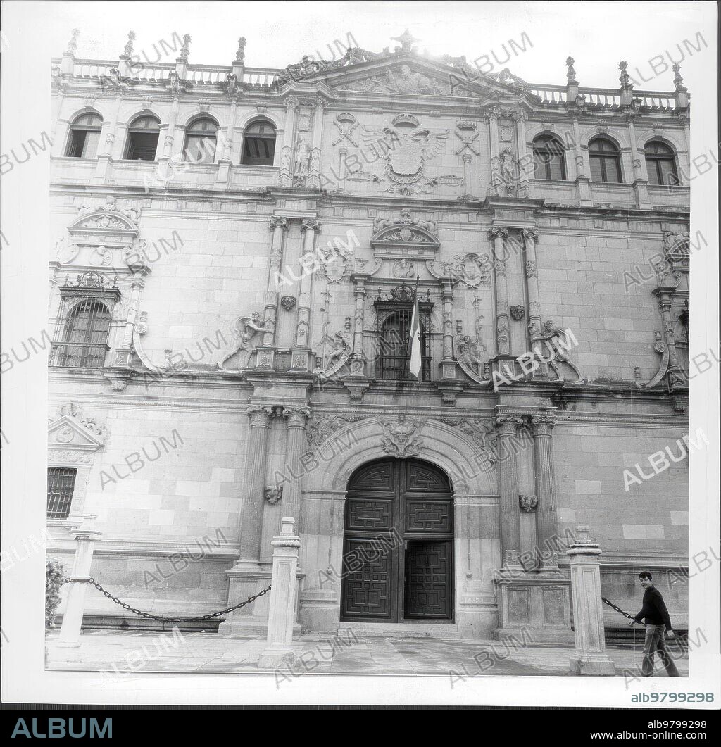 1960. Fachada principal de la Universidad de Alcalá de Henares.