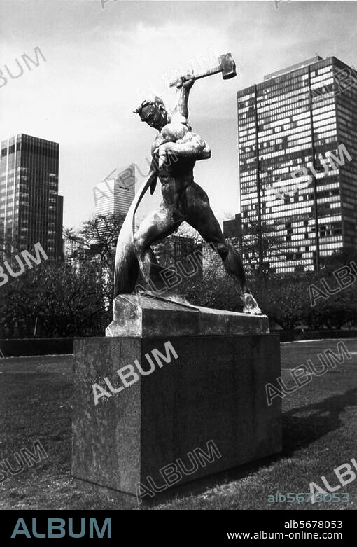 New York (USA), "Schwerter zu Pflugscharen", Skulptur von Jewgeni Wutschetitsch. (1908-1974) im Park beim UNO-Hauptquartier am East River, Geschenk der UdSSR. an die Vereinten Nationen, 1959. Ansicht. Foto, undat. (Uta Hoffmann).
