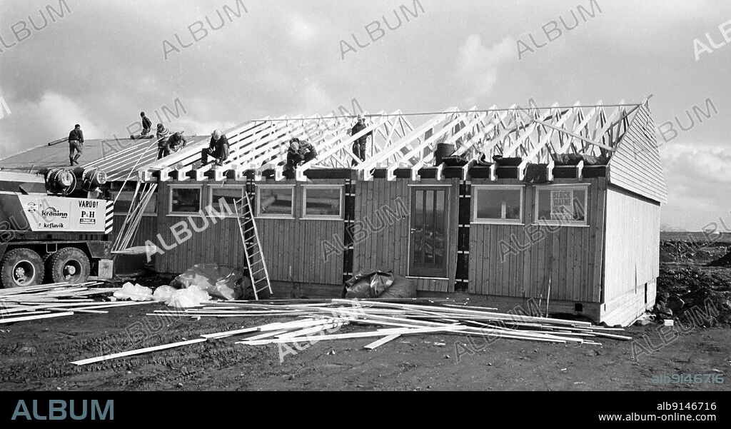 Vestmannaeyjar, Iceland May 1973. Aid measures after the natural disaster. Norwegian ready -made houses are raised in Iceland, to help the population of Vestmannaeyjar who had to be evacuated during the volcanic quarry. Here is a Block Watne house. Photo: Håvard Narum, NTB / NTB (L.5553).