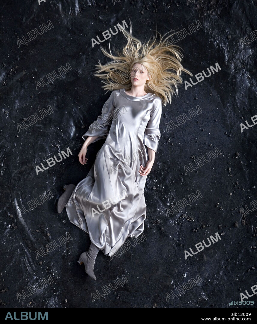 CLAIRE DANES en STARDUST, 2007, dirigida por MATTHEW VAUGHN. Copyright DI BONAVENTURA PICTURES/INGENIOUS FILM PARTNERS/MARV FILMS/ / JAMES, DAVID.