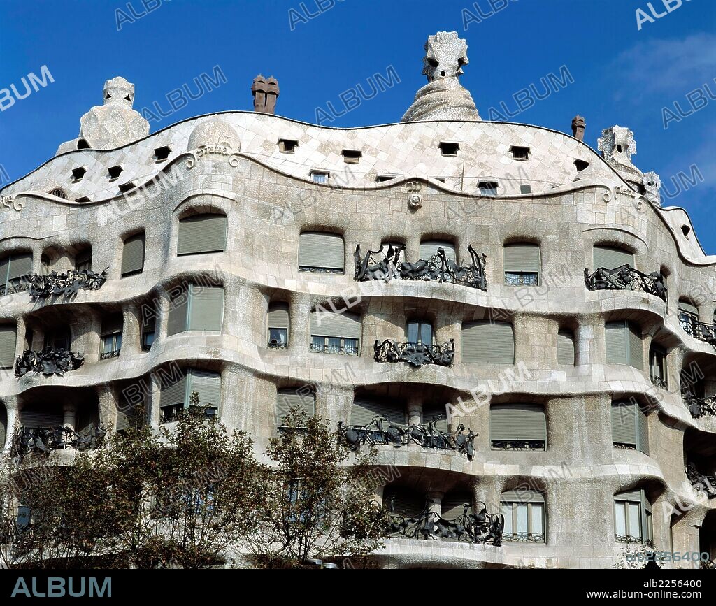 ANTONI GAUDÍ. BARCELONA. CASA MILA. OBRA DE ANTONIO GAUDI.