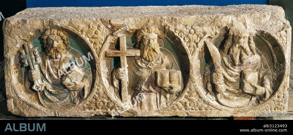 Parte de una pedrela de un retablo de piedra de la Iglesia Parroquial de San Migue en Forés, Provincia de Tarragona. Aparecen representados las figuras a medio cuerpo de los Apóstoles PEDRO (llaves), ANDRES (cruz) Y BARTOLOME (cuchillo). Restos policromados. Fechado hacia 1385-1395. Museo Diocesano de Tarragona. Cataluña.