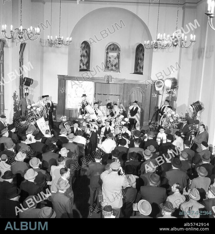 Berlin-Kreuzberg, Synagoge am Fraenkelufer. Einweihung am 22. April 1959: Einzug der Thorarollen. Foto.