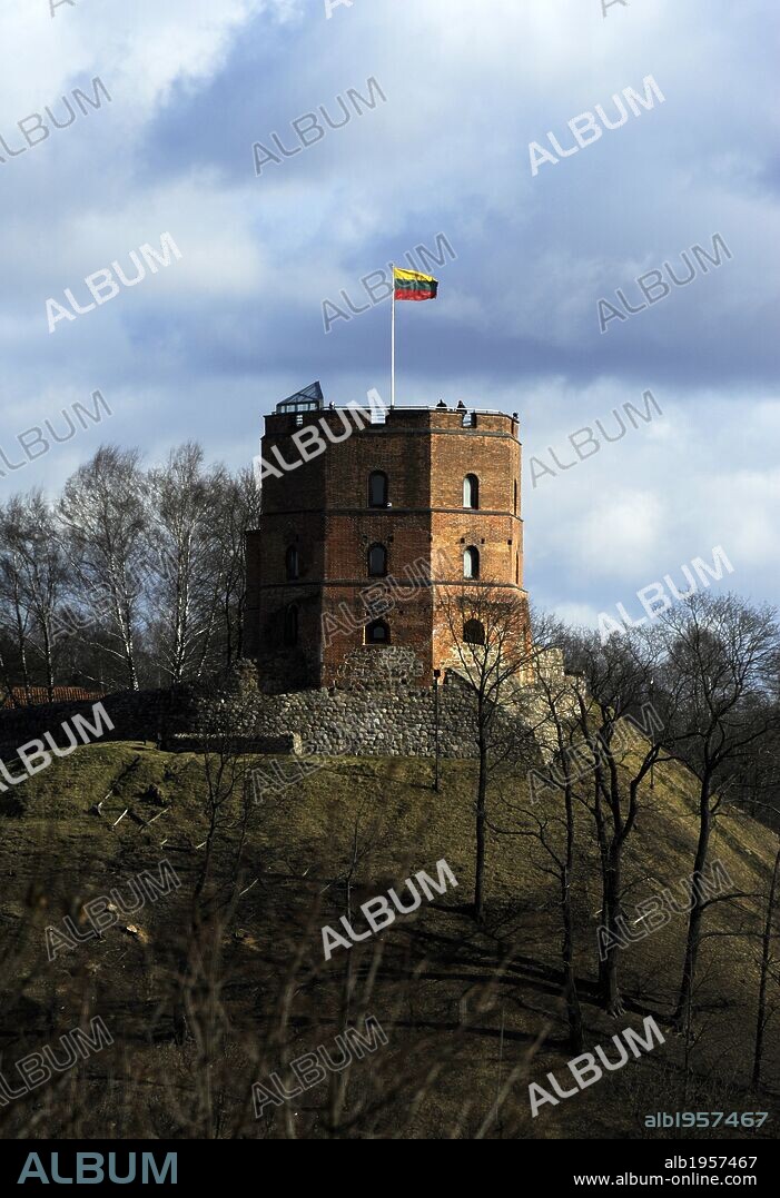 LITUANIA. VILNA (VILNIUS). Vista general de la torre gótica del CASTILLO GEDIMINAS, levantada en una de las colinas de la ciudad. Originalmente formaba parte de un castillo, hoy desaparecido. Uno de los símbolos de la independencia Lituana.