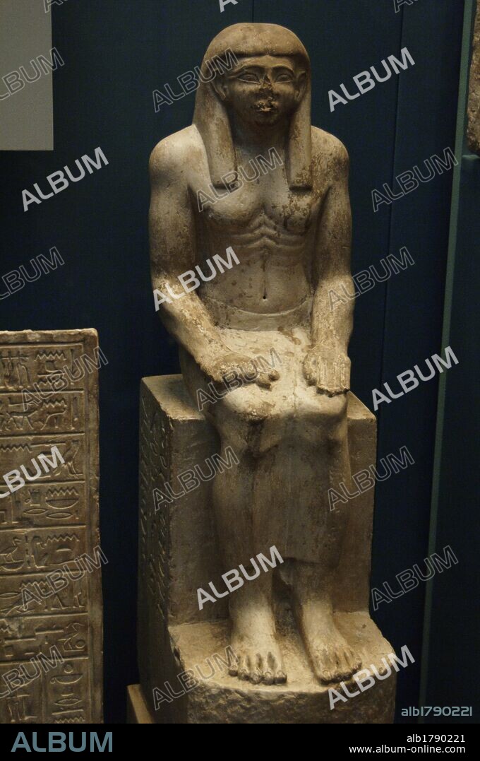 ARTE EGIPCIO. ESTATUA SEDENTE DE INTEF esculpida en piedra caliza. Representado con peluca, falda y pliegues abdominales con los que el escultor demostraba su elevado estatus social con abundante comida y vida sedentaria. Museo Británico. Londres. Inglaterra. Reino Unido.