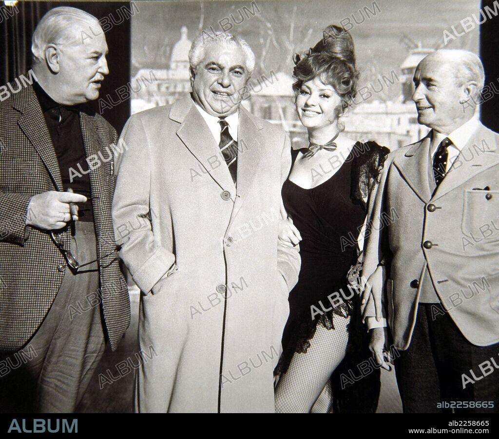 GONZALEZ , CESAREO. PRODUCTOR DE CINE ESPAÑOL. FOTO EN UN RODAJE JUNTO A BENITO PEROJO , LUIS CESAR AMADORI.