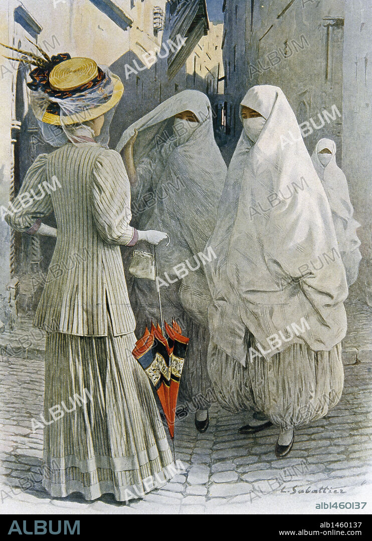 MUJER EUROPEA PASEANDO POR UNA CALLE DE ARGEL. Grabado coloreado.