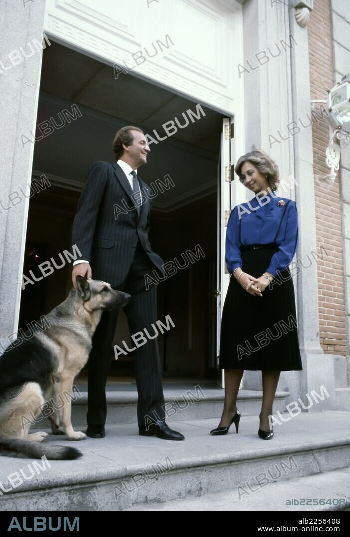 JUAN CARLOS I. REY DE ESPAÑA. 1938-. CON LA REINA SOFIA EN LA PUERTA DEL PALACIO DE LA ZARZUELA.