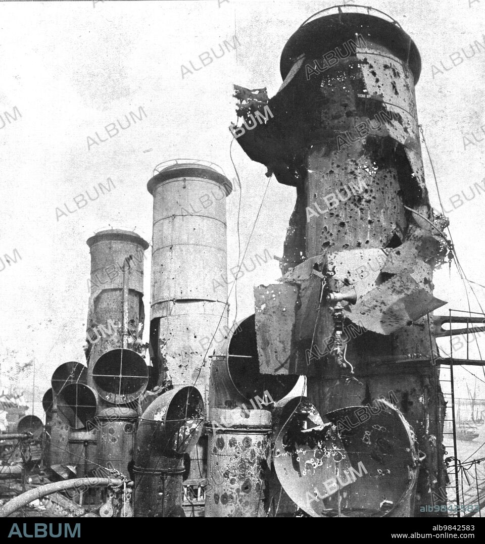 'L'attaque navale de Zeebrugge et Ostende; Le 23 avril 1918, au matin, un raid naval d'une rare audace etait execute sur le cote flamande, contre Zeebrugge et Ostende, base de destroyers et de sous-marins allemands', 1918. From "L'Album de la Guerre 1914-1919, Volume 2" [L'Illustration, Paris, 1924].