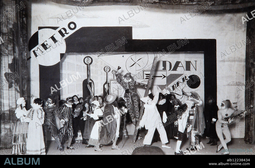 JOSEP BRANGULÍ SOLER. Josep Brangulí i Soler / "La familia del arlequín", 1927. Institut del Teatre de Barcelona.
