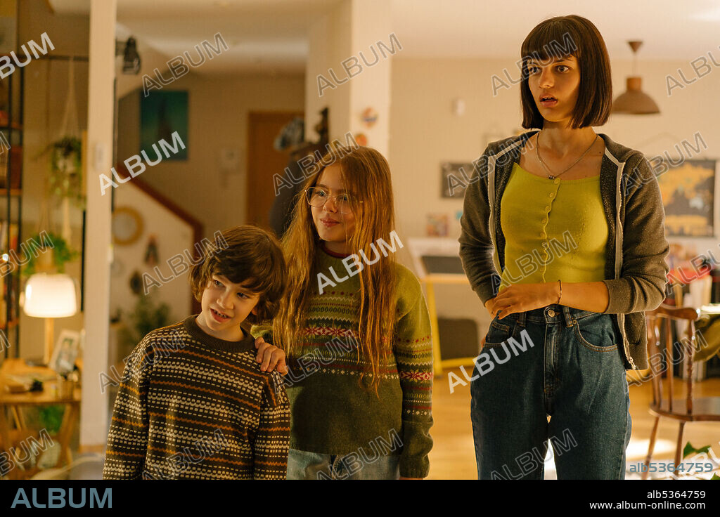 IVAN RENEDO, Laura Quiros y SOFIA ORIA en MAMA O PAPA, 2021, dirigida por DANI DE LA ORDEN. Copyright ATRESMEDIA CINE.