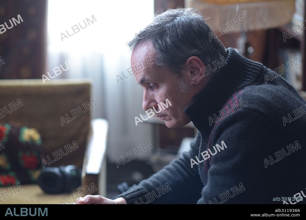 FRANCESC GARRIDO en LA ADOPCION, 2015 (L' ADOPCIO), dirigida por DANIELA FEJERMAN. Copyright TORNASOL FILMS/MESSIDOR FILMS/TVE.