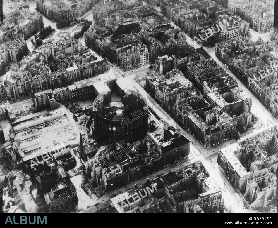 Berlin. Blick auf das zerstörte Schöneberg mit Viktoria-Luise-Platz und Gasometer in der Bayreuther Straße (heute Welser Straße). Luftaufnahme, 1945.