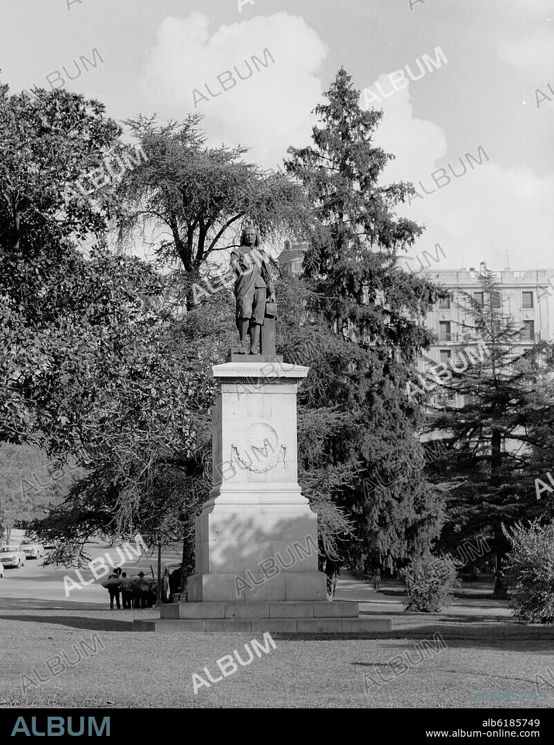 SABINO MEDINA (1814-1879). MONUMENTO A MURILLO SITUADO FRENTE AL MUSEO DEL PRADO - 1871 - FOTOGRAFIA EN BLANCO Y NEGRO - AÑOS 50.