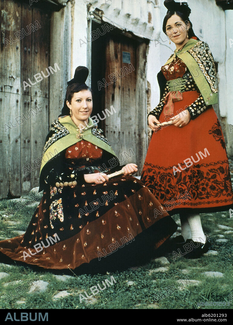 TRAJE REGIONAL DE CANDELARIA - SALAMANCA.