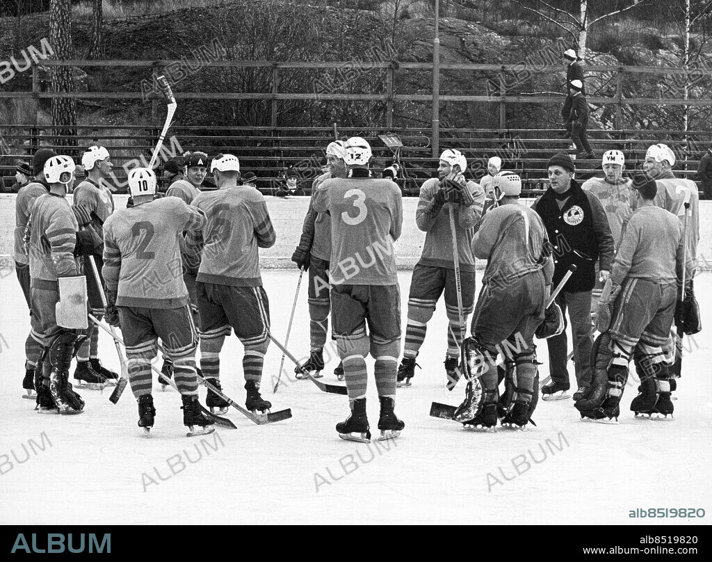 STOCKHOLM 1961-11-21.. VM-träning var det på måndagen för 12 av de 24 landslagsmän som gamla hockey-UK tog ut innan den här säsongen. Här har tränarna Arne Strömberg och Jack Siemon gjort ett avbrott i träningsspelet på Stora Mossen. Från vänster står Kurt Thulin (skymd), Tommy Björkman, Lill-Stöveln Öberg (2), Lars Erik Lundvall, Sura-Pelle Pettersson, Sven "Tumba" Johansson, Lasse Björn (3), Bert-Ola Nordlander, Kjell Svensson, Arne Strömberg, Nisse Nilsson, Jack Siemon och Roland Stoltz. . Foto: Pressens Bild / TT / kod 190.