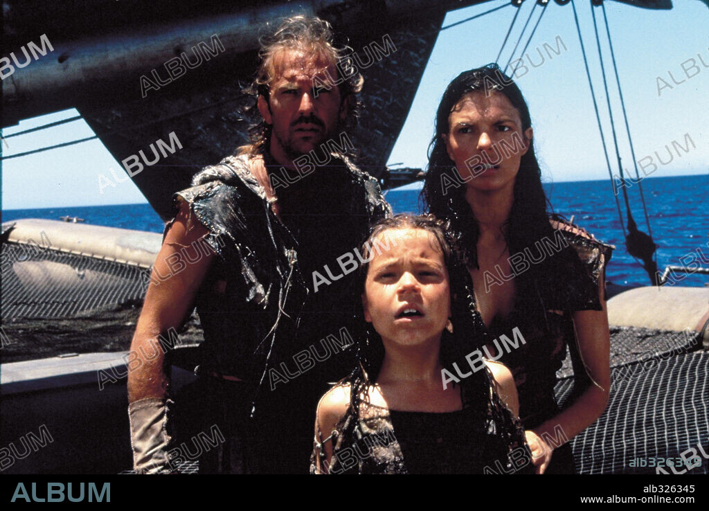 JEANNE TRIPPLEHORN, KEVIN COSTNER et TINA MAJORINO dans WATERWORLD, 1995, réalisé par KEVIN REYNOLDS. Copyright UNIVERSAL PICTURES / GLASS, BEN.