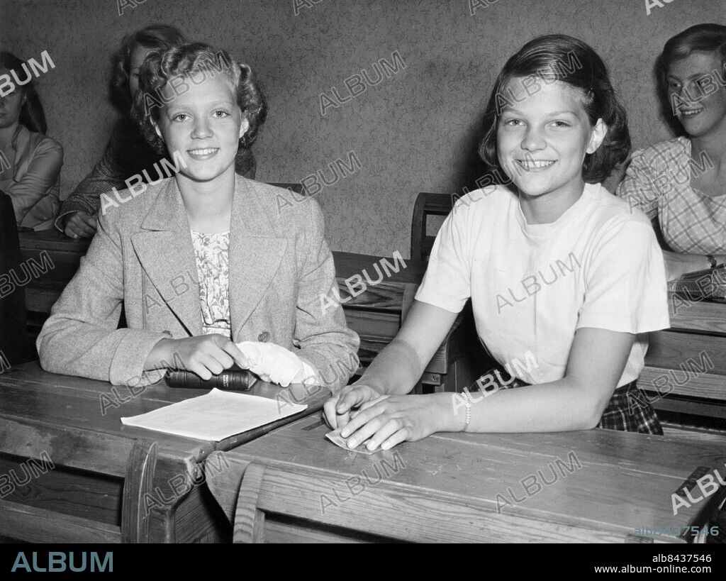 ARKIV STOCKHOLM 19500901.. Prinsessan Birgitta har börjat i Franska skolan i Stockholm och bekantar sig här med bänkkamraten Aurora von Essen.. Foto: Owe Sjöblom / AB Text & Bilder / SVT / Kod: 5600. Mapp: Prinsessan Birgitta. Hagasessorna Hagaprinsessor Leende.
