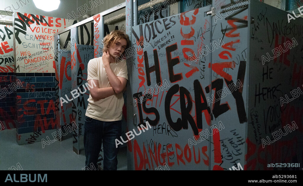 CHARLIE PLUMMER dans WORDS ON BATHROOM WALLS, 2020, réalisé par THOR FREUDENTHAL. Copyright LD ENTERTAINMENT.
