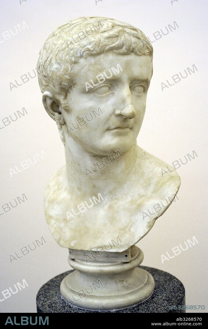 TIBERIO (Tiberio Iulius Caesar) (Roma, h.42 a.C.Misena, 37 d.C.). Emperador romano (12-37). Fue adoptado por Augusto, quien lo nombró su sucesor. Dinastía Julio-Claudia. Busto, 30 d.C. Galería de los emperadores. Museo Arqueológico Nacional de Nápoles. Italia.