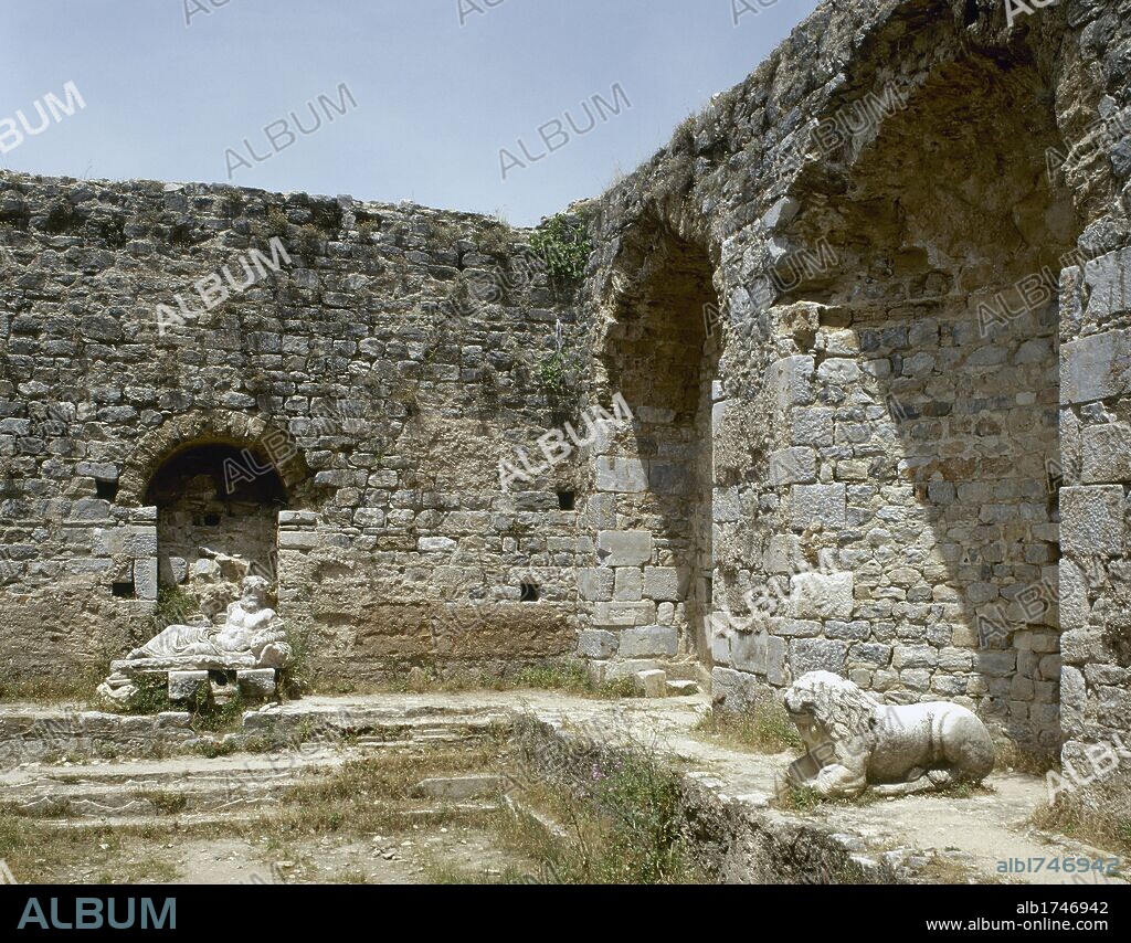 ARTE ROMANO. ASIA MENOR. MILETO. Antigua ciudad griega. Vista parcial de los muros de las TERMAS DE FAUSTINA, construidas en honor a Faustina, mujer de Marco Aurelio (161-180) y todavia en buen estado de conservación. TURQUIA. Península Anatólica.