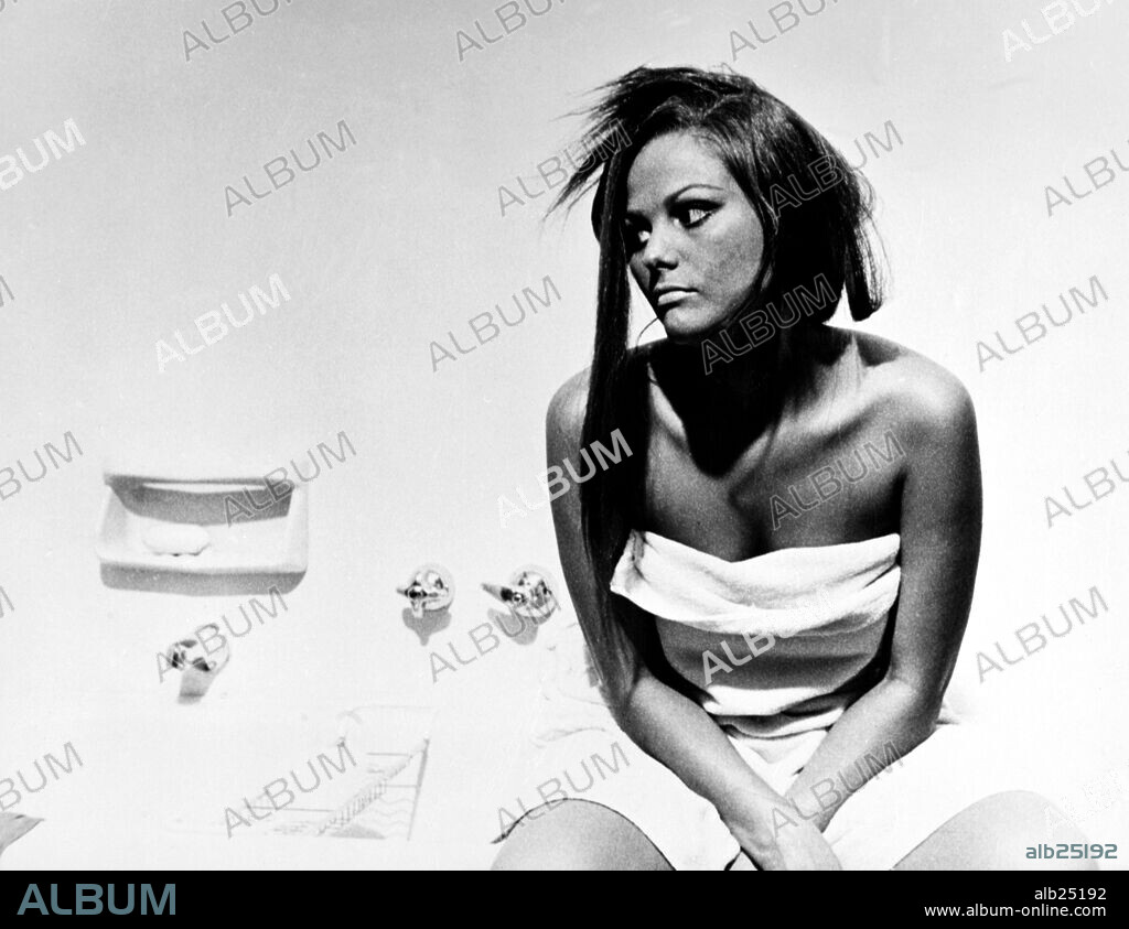 CLAUDIA CARDINALE en LAS CUATRO BRUJAS, 1966 (LE FATE), dirigida por ANTONIO PIETRANGELI, LUCIANO SALCE, MARIO MONICELLI y MAURO BOLOGNINI. Copyright COLUMBIA FILMS SA/DOCUMENTO FILM.
