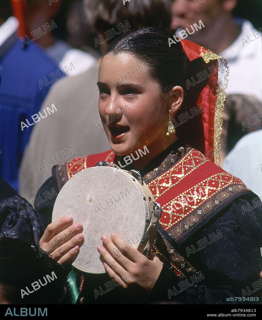 NIÑA CON TRAJE TIPICO REGIONAL Y PANDERETA - FOTO AÑOS 90 -.