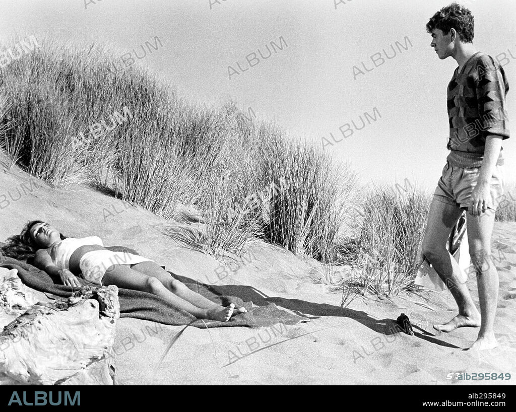 GARY GRIMES and JENNIFER O'NEILL in SUMMER OF '42, 1971, directed by ROBERT MULLIGAN. Copyright WARNER BROTHERS.